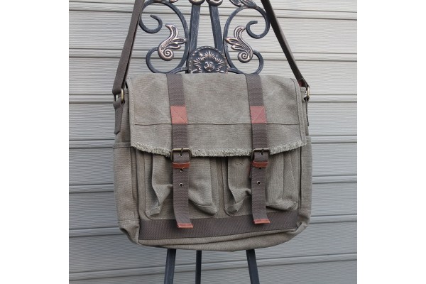 15 in. Casual Style Canvas Messenger Bag C39